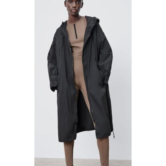 ZARA FOLDAWAY WATER-REPELLENT RAINCOAT Foldable water-repellent raincoat. - Picture 1 of 16